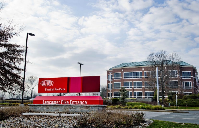 DuPont anunció un plan de restructuración para reducir costos por $700 millones, incluyendo despidos de empleados y contratistas que afectarán a 10% de la fuerza laboral de la compañía. (Bloomberg)