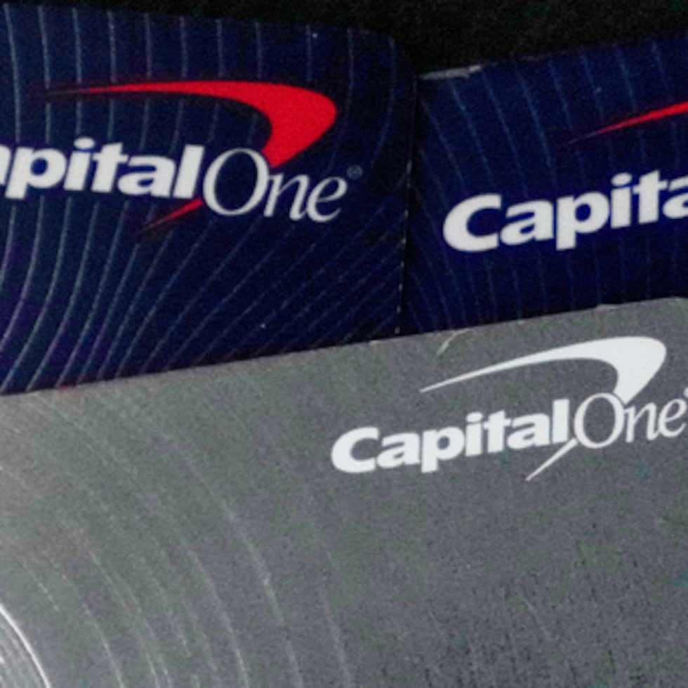 Trump alega que Capital One cerró ilegalmente sus cuentas por motivos políticos, tras el ataque del 6 de enero de 2021 al Capitolio.