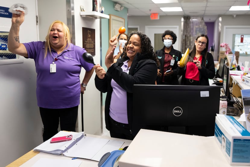 Parte del personal del Centro de Cáncer del Hospital Auxilio Mutuo, que celebró cuando la paciente Jorelis Porrata Marrero tocó la campana tras recibir su último curso se quimioterapia.
