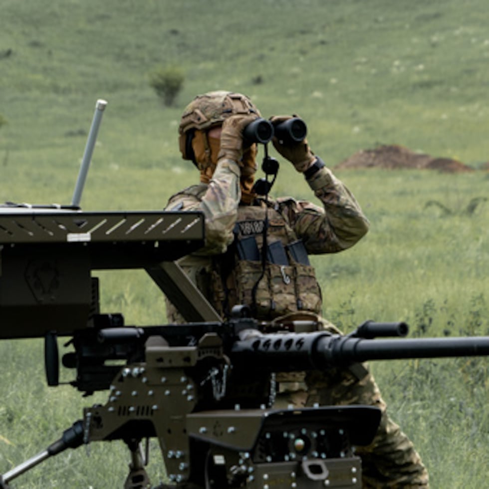 Un militar ucraniano de la Compañía Cerberus de Sistemas Terrestres No Tripulados, de la 60º Brigada Mecanizada Separada, Tercer Cuerpo del Ejército, participa en un ejercicio con un dron de combate terrestre durante un entrenamiento en la región de Járkiv, Ucrania.