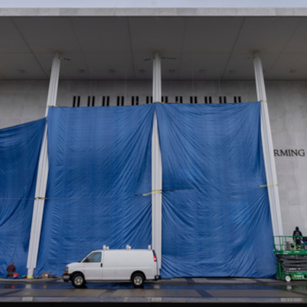 Instalación de lonas frente al letrero del Centro Kennedy el viernes 19 de diciembre de 2025, en Washington.