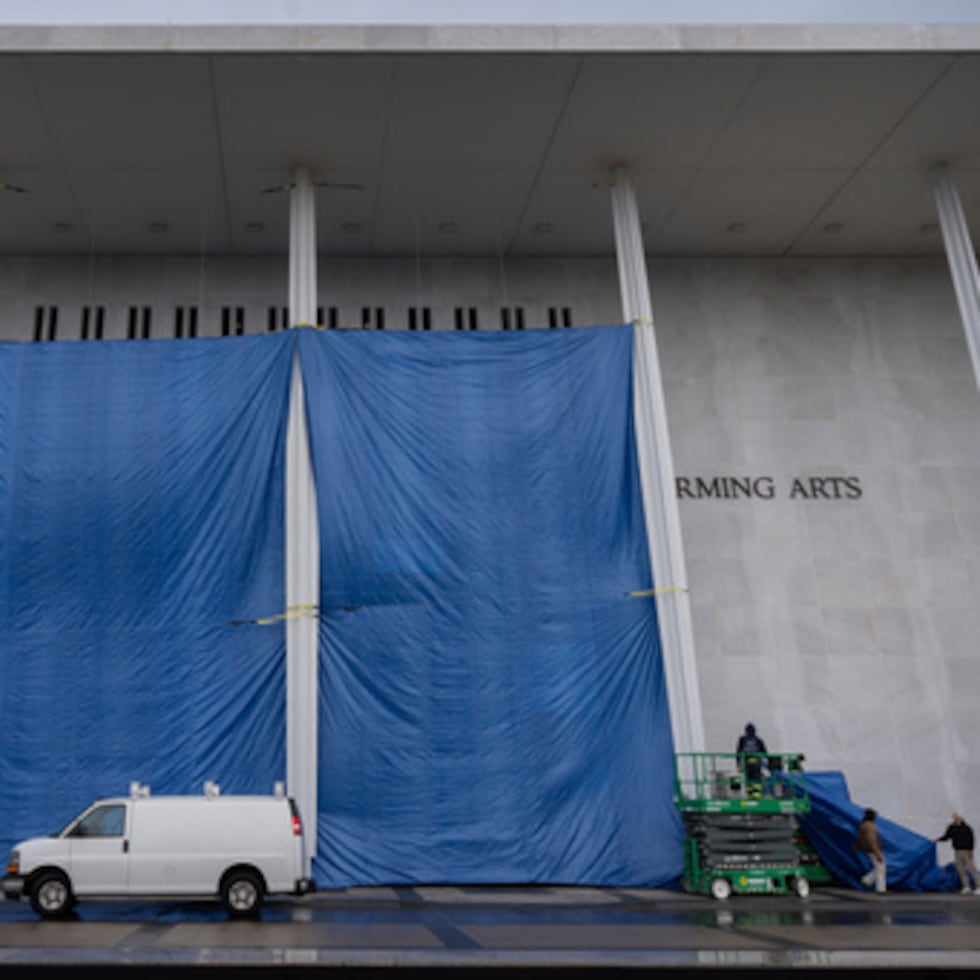 Lonas instaladas frente al letrero del Centro Kennedy el viernes.