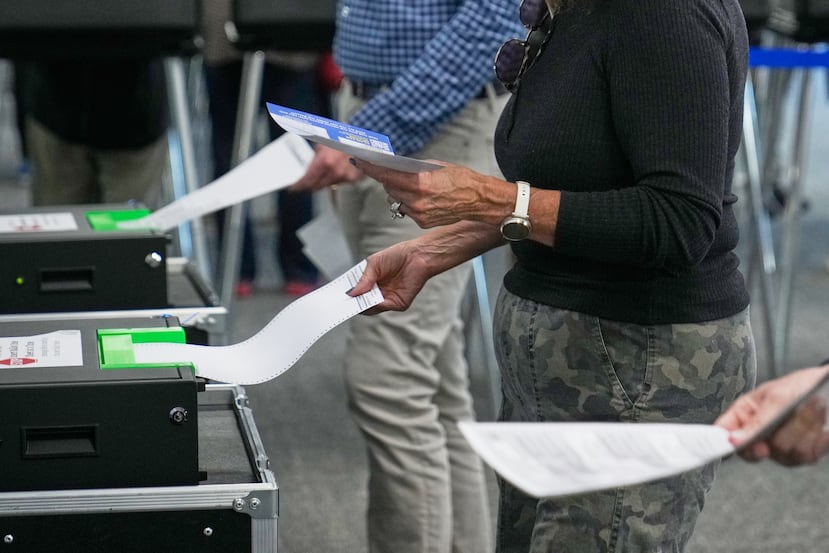 Los votantes introducen sus papeletas en las máquinas de escrutinio durante la votación anticipada presencial en Cleveland, el miércoles 7 de octubre de 2026.