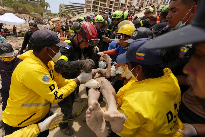 Socorristas transportan al hombre rescatado del edificio.