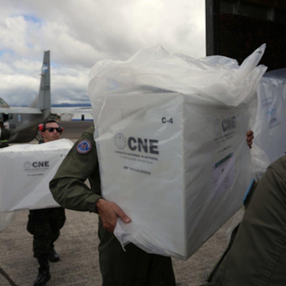 Soldados transportan urnas desde centros de votación rurales en el aeropuerto de Tegucigalpa, Honduras.
