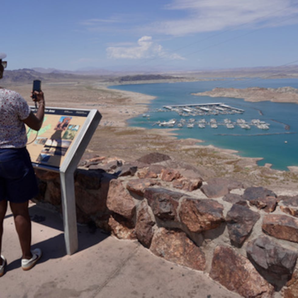 Un turista toma una foto del lago Mead, cerca de Boulder City, cuyo nivel ha bajado dramáticamente debido a la sequía.