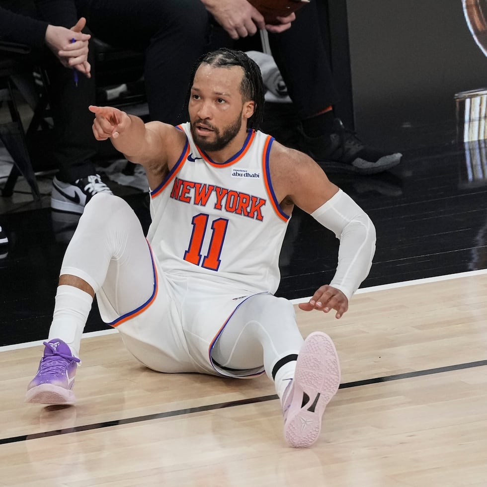 Jalen Brunson, de los Knicks de Nueva York, señala hacia la cancha luego de encestar ante los Spurs de San Antonio en el primer partido de las Finales de la NBA, el miércoles 3 de junio de 2026 (AP Foto/Eric Gay)