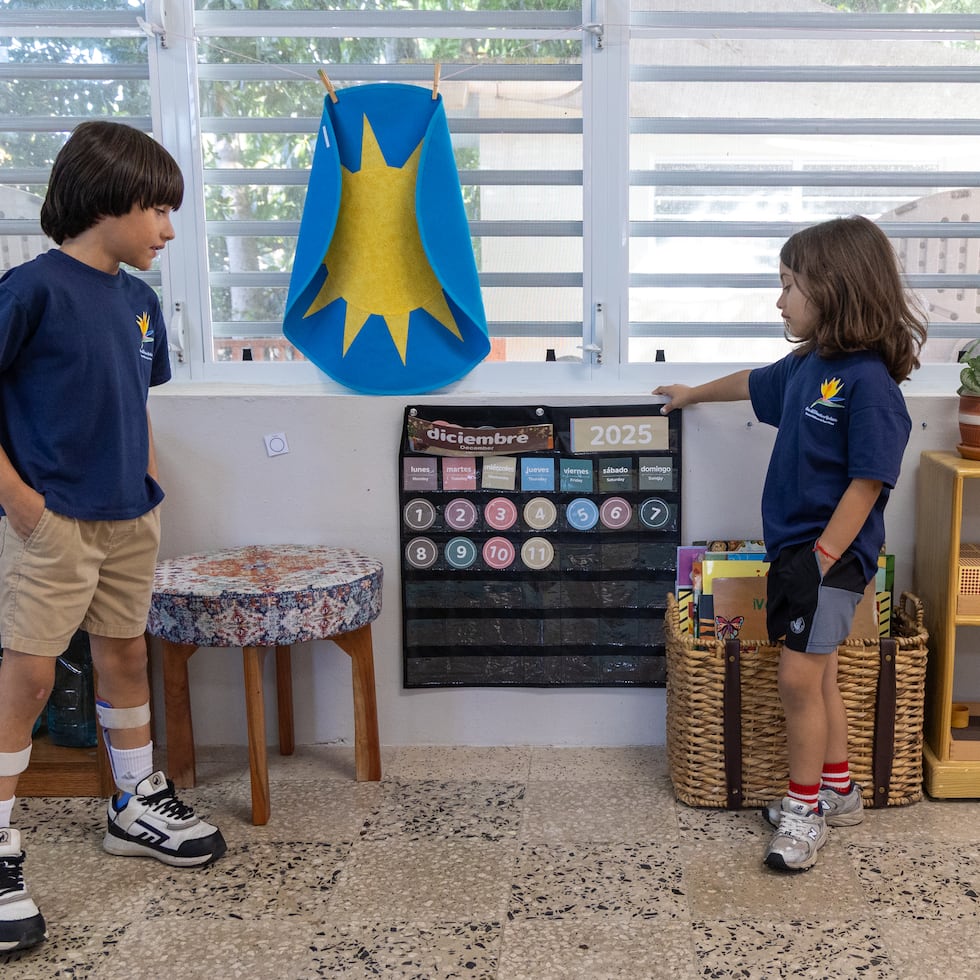 Liam González Ortiz y Dante Soto Rosado muestran sus áreas favoritas de ambiente de Casa de Niños en su escuela, en Aguadilla.