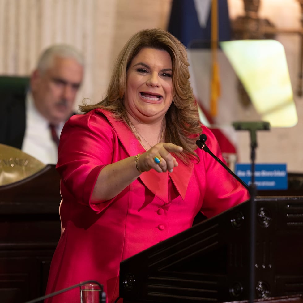 La gobernadora Jnniffer González insistió en que la ofensiva de Thomas Rivera Schatz en su contra forma parte de “una campaña orquestada, política”, para afectarla.