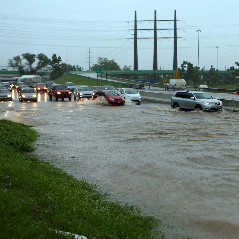 Varias carreteras que discurren cerca del trayecto del río Culebrinas, entre Aguada, Aguadilla y Moca, quedaron intransitadas debido al desbordamiento del cuerpo de agua debido a la fuerte lluvia.