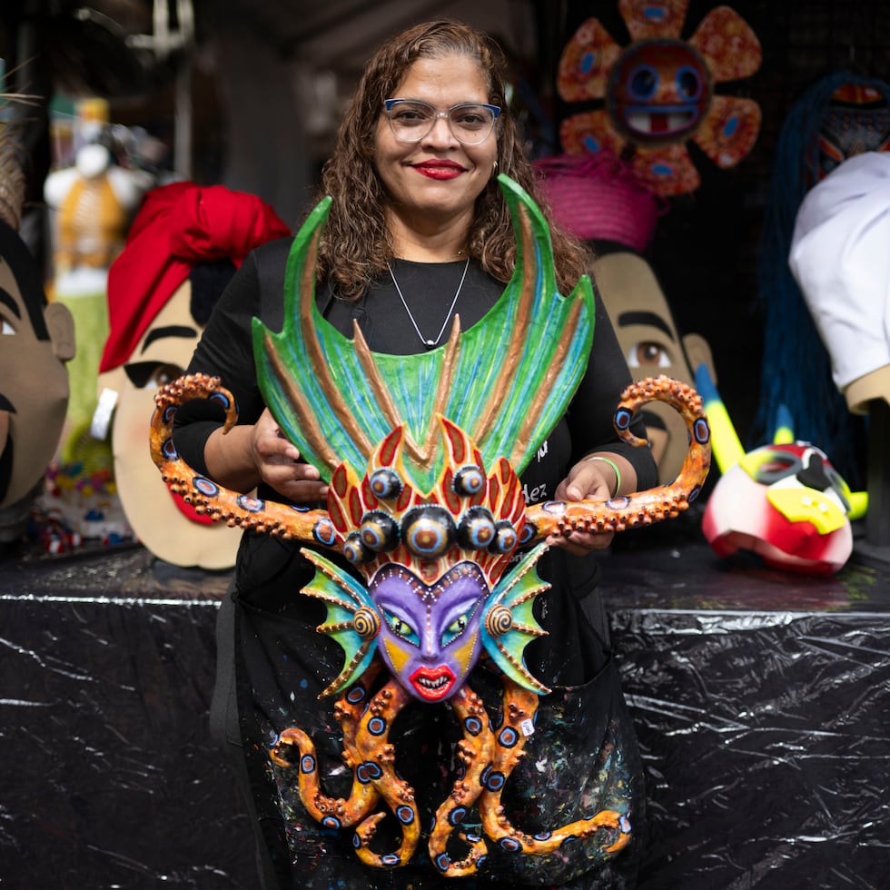 Minerva Hernández, artesana de máscaras de vejigantes.