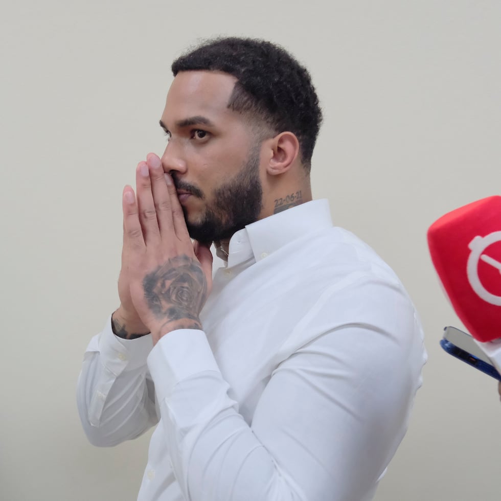 El campocorto dominicano Wander Franco hace un gesto al final del juicio por los cargos de abuso sexual y psicológico a una menor en Puerto Plata.