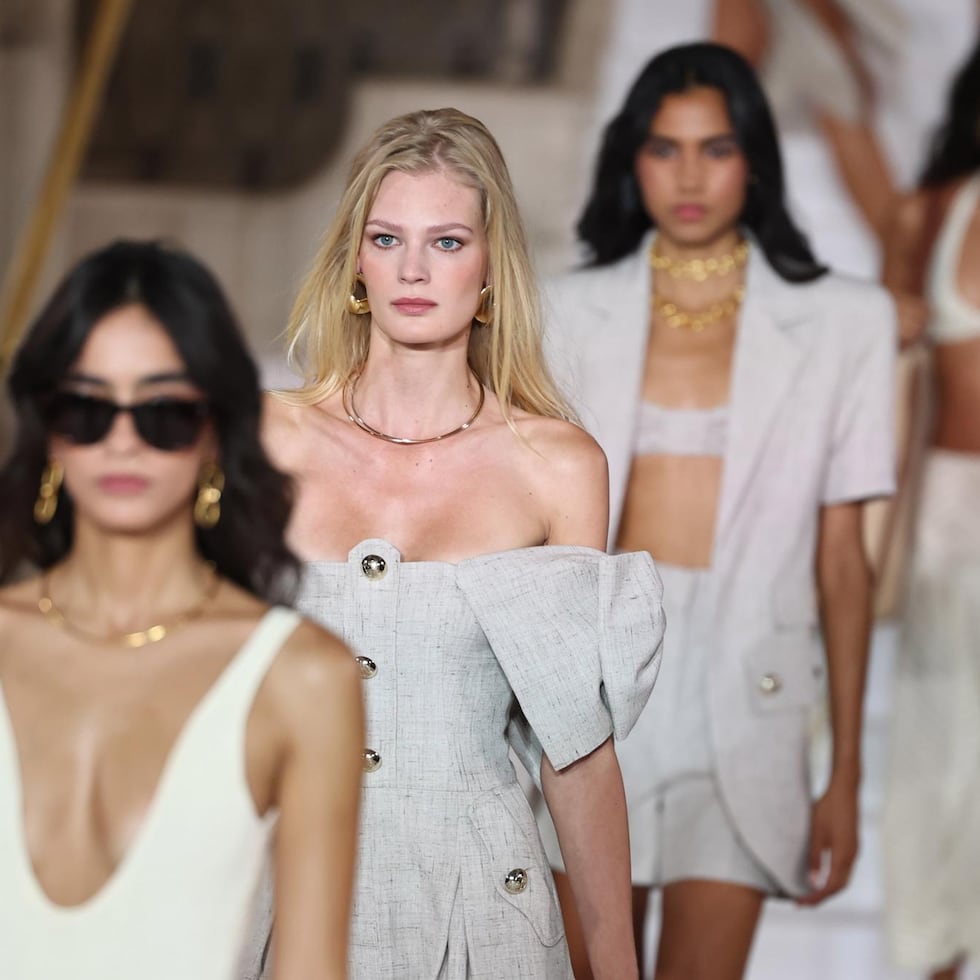 Modelos presentan creaciones del diseñador irlandés Paul Costelloe durante la Semana de la Moda de Londres en Londres, Gran Bretaña, 17 de septiembre de 2026. La Semana de la Moda de Londres se celebra del 17 al 21 de septiembre de 2026.