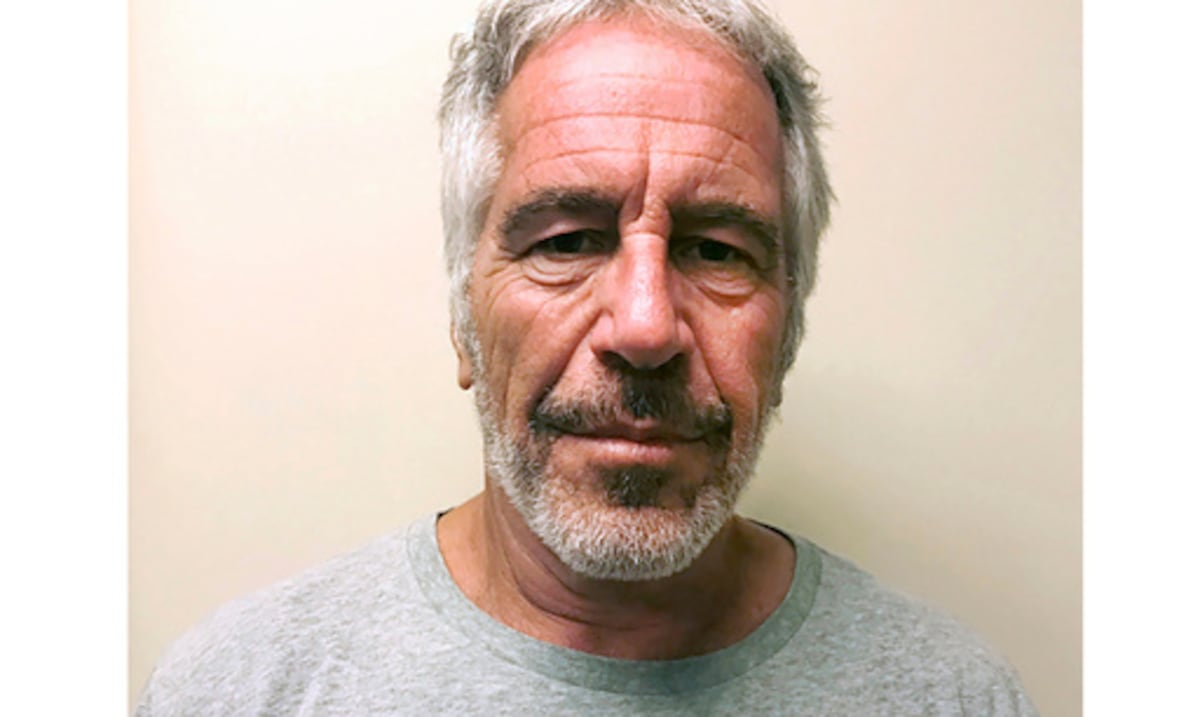 Víctima de Epstein demanda a FirstBank por facilitar operaciones del abusador por más de 20 años