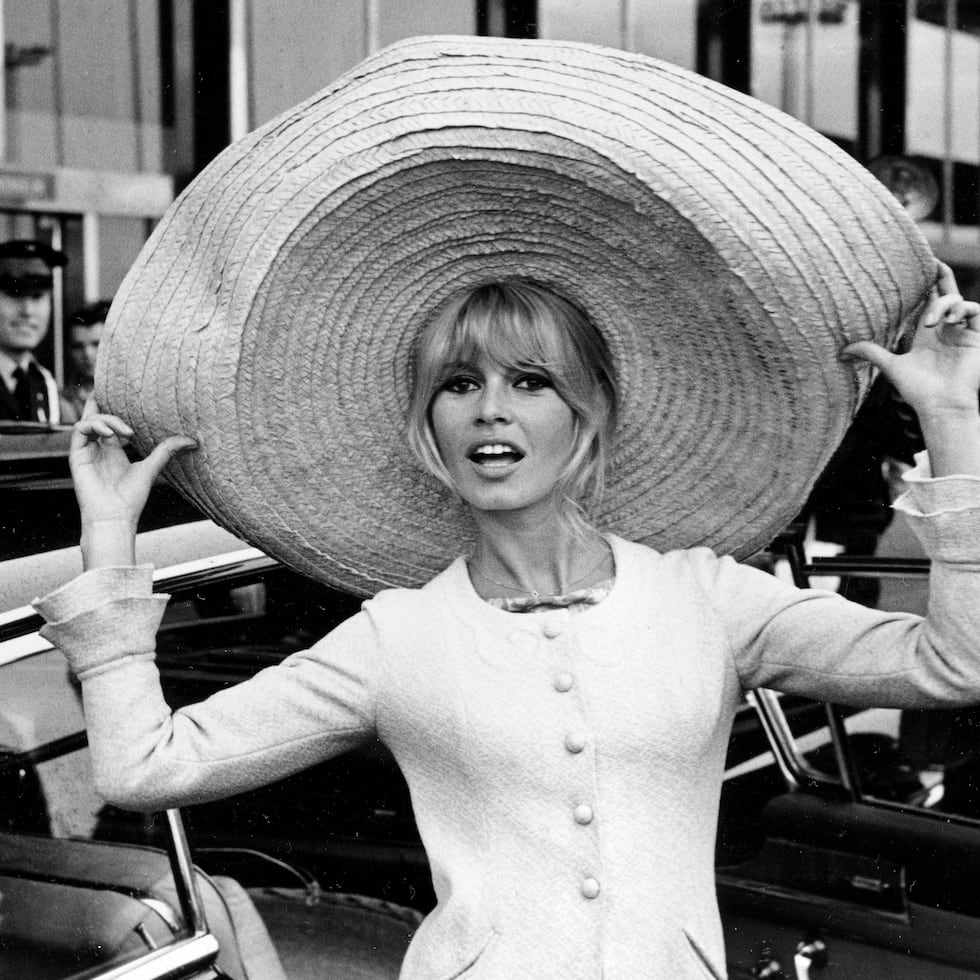 La actriz francesa Brigitte Bardot posa con un enorme sombrero que trajo de México, a su llegada al aeropuerto de OrlY, el 27 de mayo de 1965, en París.