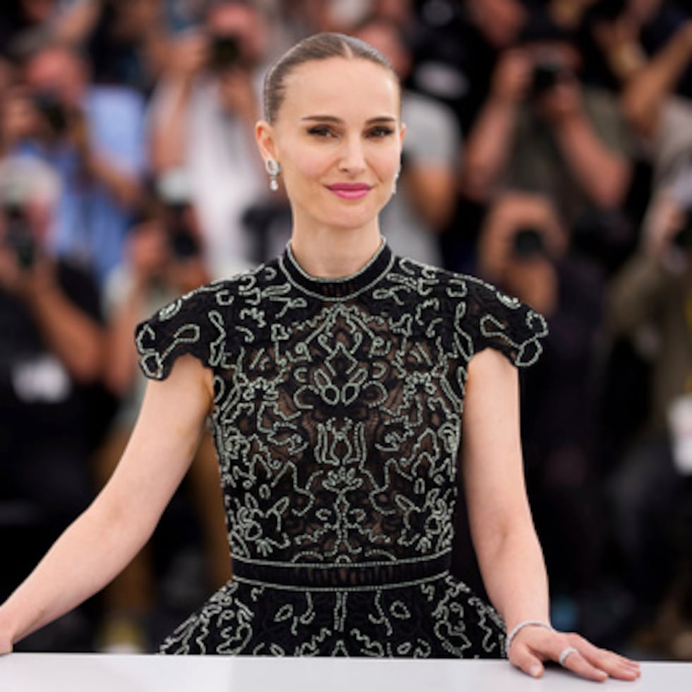 ARCHIVO - Natalie Portman aparece en la sesión fotográfica de la película "Arco" en el 78º Festival Internacional de Cine de Cannes, en el sur de Francia, el 16 de mayo de 2025. (Foto Scott A Garfitt/Invision/AP, archivo)