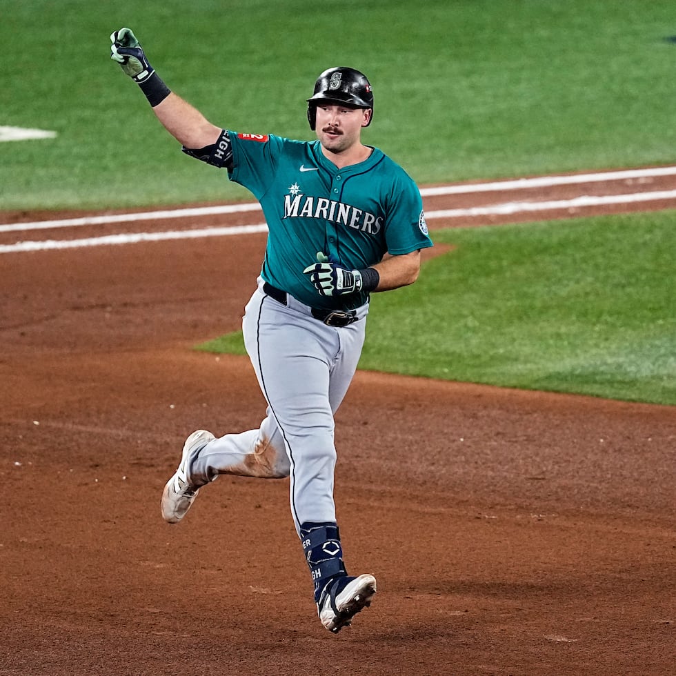 Cal Raleigh recorre las bases tras conectar un cuadrangular.