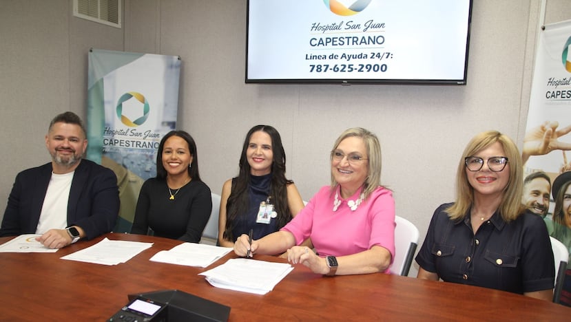 Desde la izquierda, el doctor William Lugo, director médico del Hospital San Juan Capestrano; la doctora Alejandra Méndez, psiquiatra; Dayana Velázquez, trabajadora social clínica; la licenciada Marta Rivera Plaza, principal oficial ejecutivo del Sistema Hospital San Juan Capestrano; y la licenciada Wilmaris González, psicóloga.