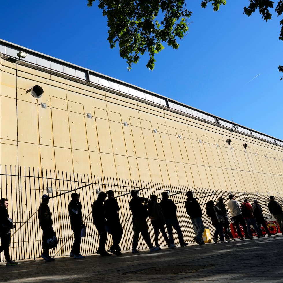 Inmigrantes haciendo fila en Barcelona para presentar su documentación ante el proceso de regularización puesto en marcha por el gobierno español.