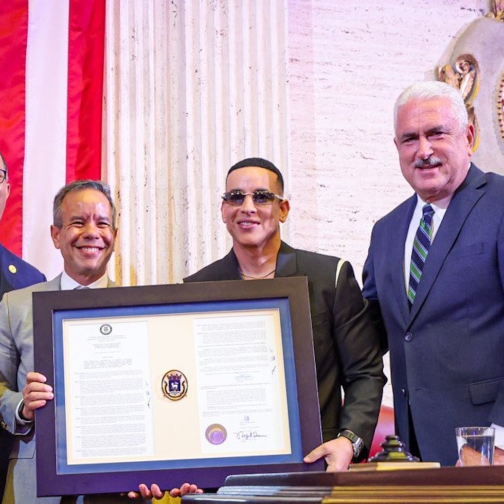 Daddy Yankee al recibir el reconocimiento.