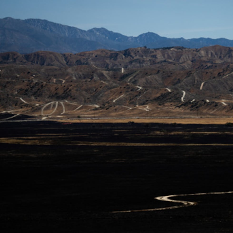 Se ve un campo carbonizado tras el incendio de Springs en Moreno Valley, California, el sábado 4 de abril de 2026.