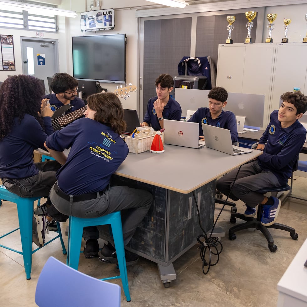 Estudiantes de la escuela Dr. Carlos González, en Aguada, trabajan en proyectos que utilizan inteligencia artificial.