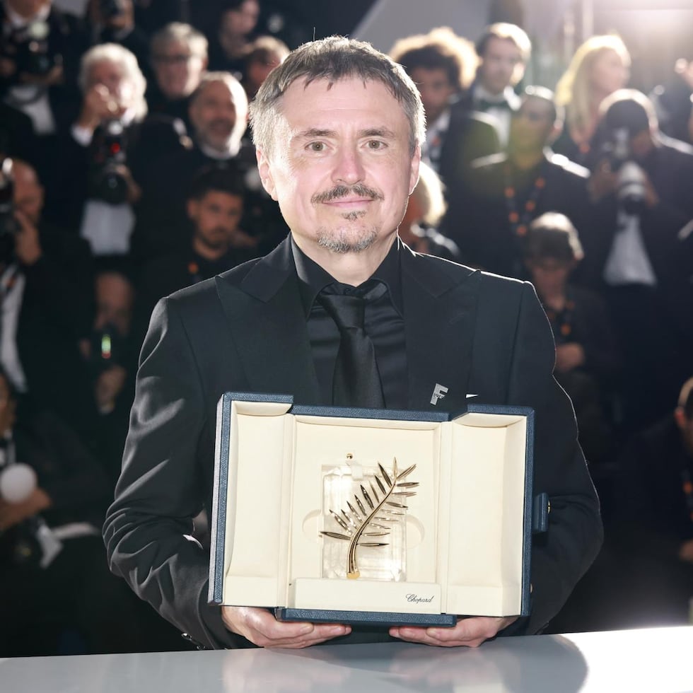 El cineasta rumano Cristian Mungiu posa tras recibir la Palma de Oro del Festival de Cine de Cannes, por su película 'Fjord', durante la ceremonia de clausura y entrega de premios en Francia. EFE/Clemens Bilan