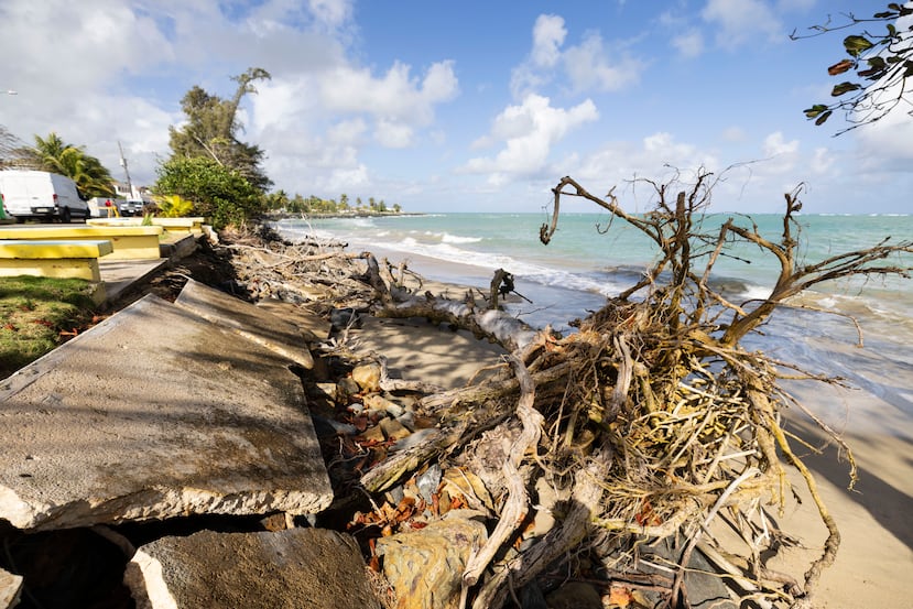 Los residentes esperan que el proyecto esté terminado en o antes de marzo, cuando aumenta el oleaje en la zona.
