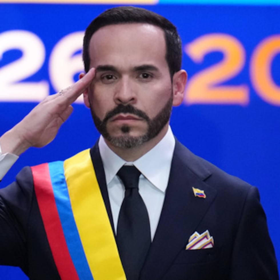 El presidente de Colombia, Abelardo de la Espriella, realiza el saludo militar tras tomar posesión de su cargo en Cali, Colombia, el viernes 7 de agosto de 2026.