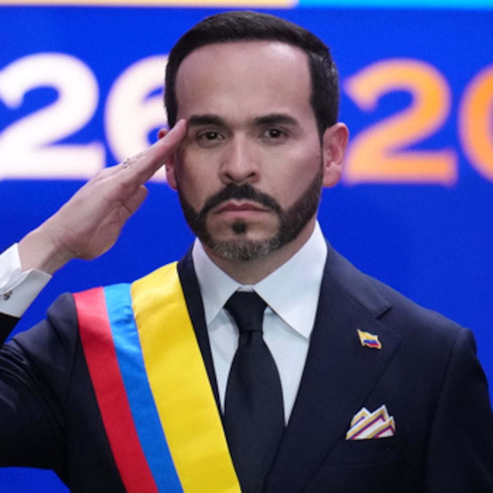 El presidente de Colombia, Abelardo de la Espriella, realiza el saludo militar tras tomar posesión de su cargo en Cali, Colombia, el viernes 7 de agosto de 2026.