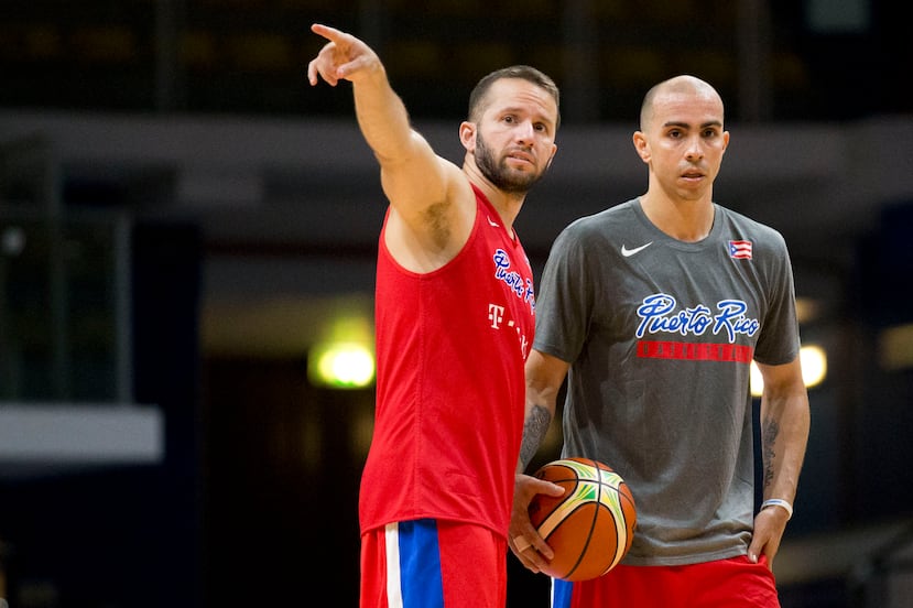 Carlos Arroyo y José Juan Barea, dos de los grandes referentes del baloncesto puertorriqueño.