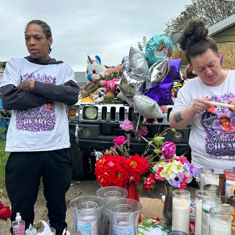 Julius Windham visita un memorial frente a la casa donde un hombre mató a tiros a 8 personas en Erie, Pensilvania, el domingo 11 de octubre de 2026. (Foto AP/Ted Shaffrey)