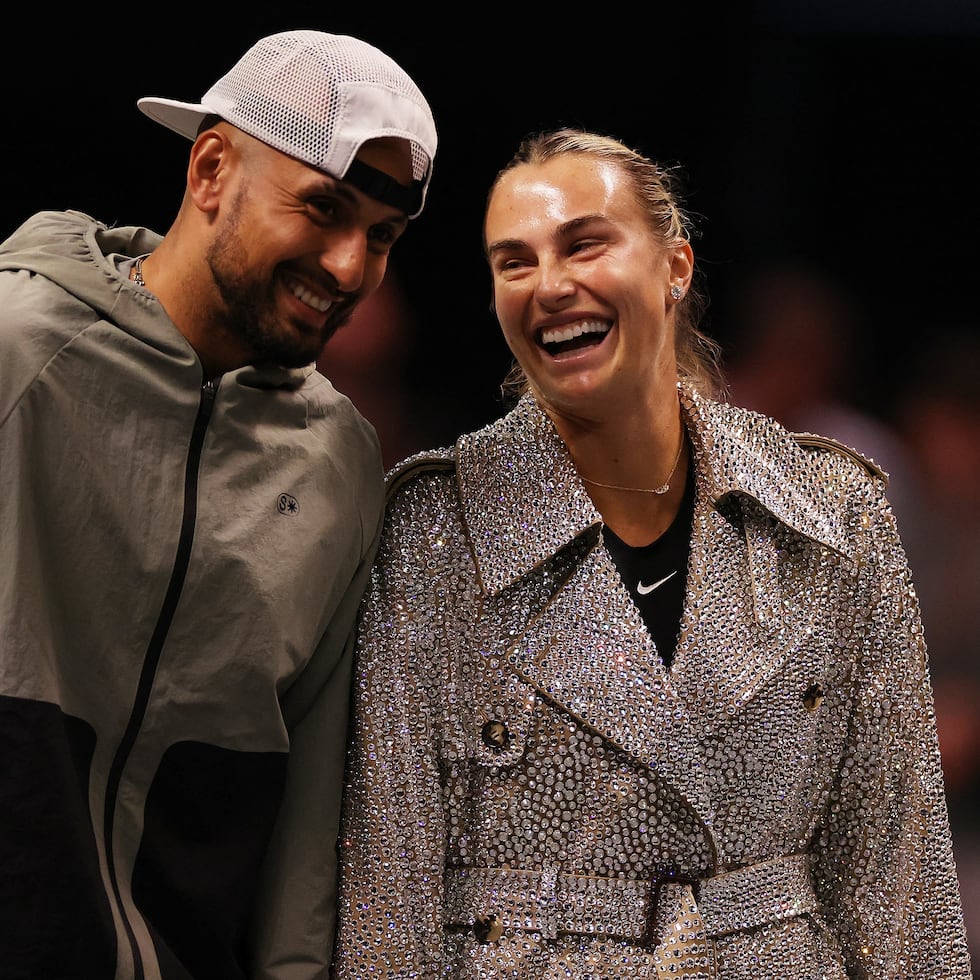 La bielorrusa Aryna Sabalenka y el australiano Nick Kyrgios ríen antes de su partido de tenis de la "Batalla de los Sexos" en Dubái, Emiratos Árabes Unidos.