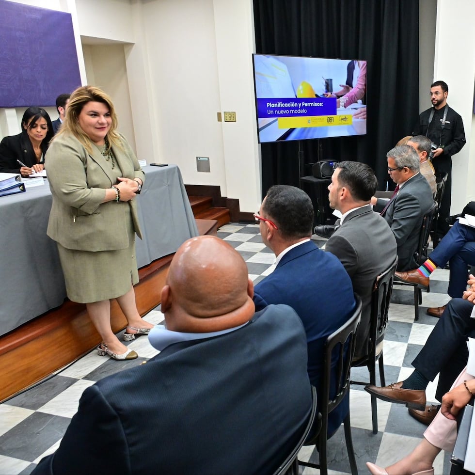 La gobernadora Jenniffer González se reunió, en La Fortaleza, con los miembros de la Asociación de Alcaldes para discutir su propuesta para reformar el sistema de permisos.