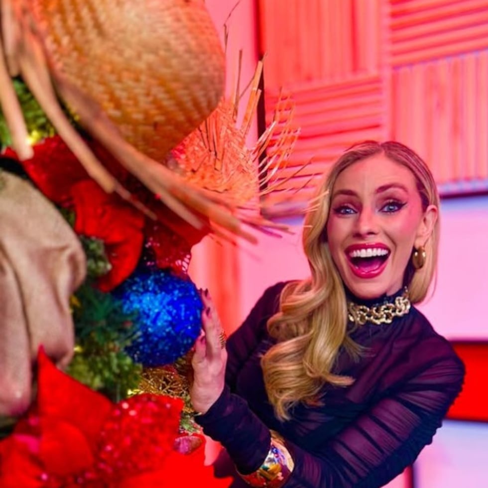 La presentadora Natalia Rivera durante el encendido de "Pégate al mediodía".