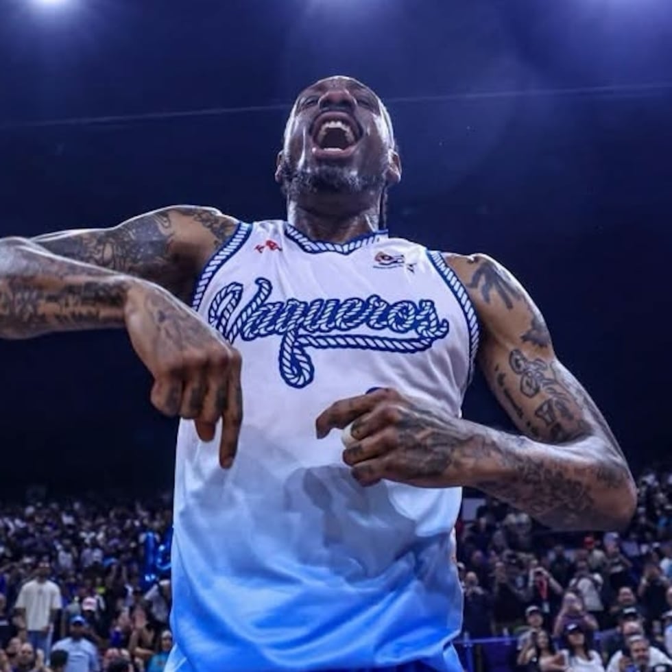 Renaldo Balkman festeja con la fanaticada bayamonesa en el Coliseo Rubén Rodríguez.