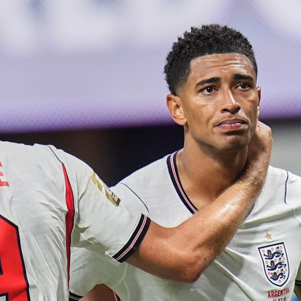 Harry Kane consuela a Jude Bellingham después de la derrota ante Argentina.