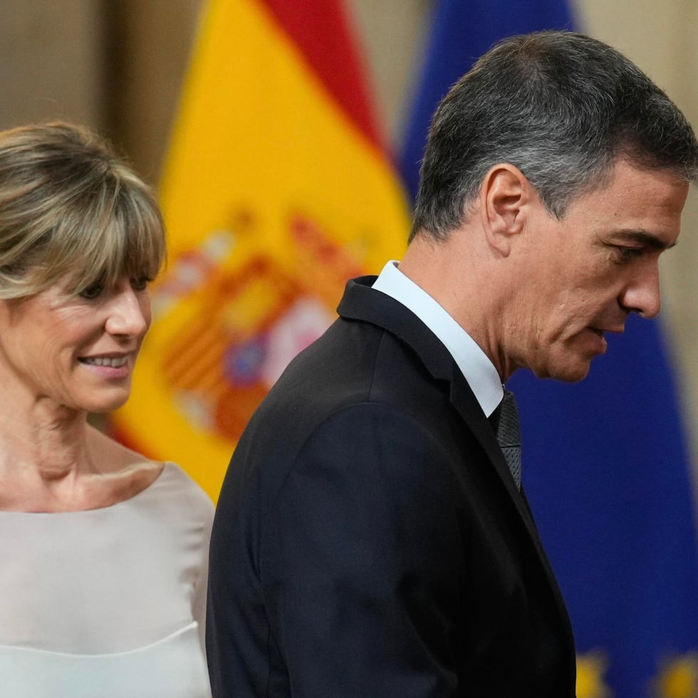 Fotografía de archivo del presidente del Gobierno español, Pedro Sánchez, con su esposa, Begoña Gómez.