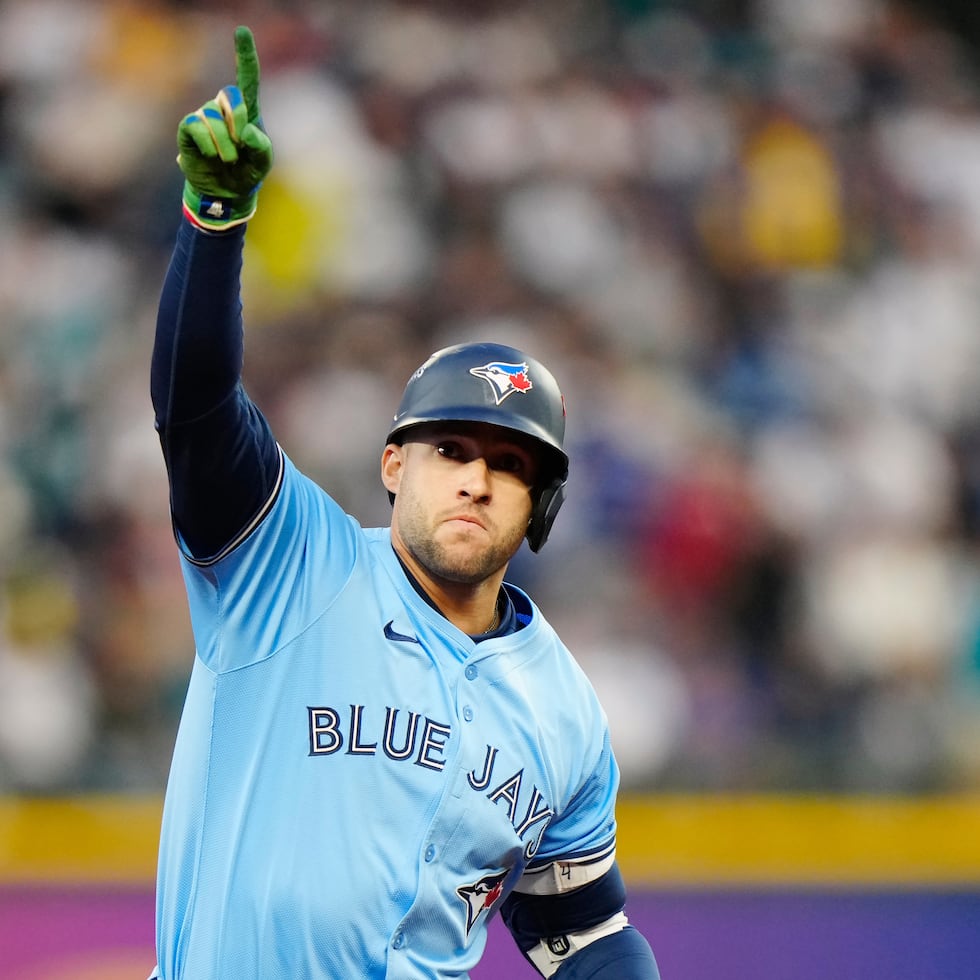 George Springer (4) celebra su bambinazo solitario en el partido.