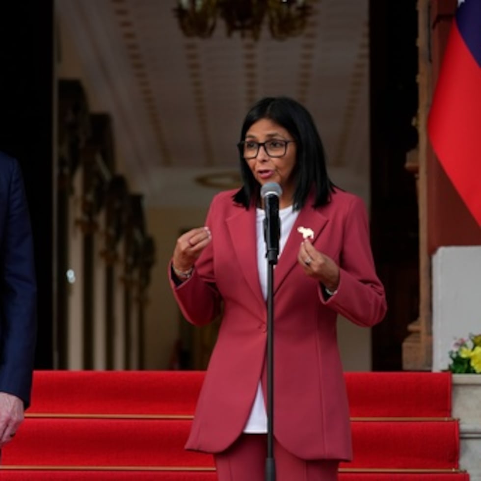 La presidenta interina de Venezuela, Delcy Rodríguez, a la derecha, pronuncia un discurso conjunto con el secretario del Interior de Estados Unidos, Doug Burgum, en el palacio presidencial de Miraflores, en Caracas, Venezuela.