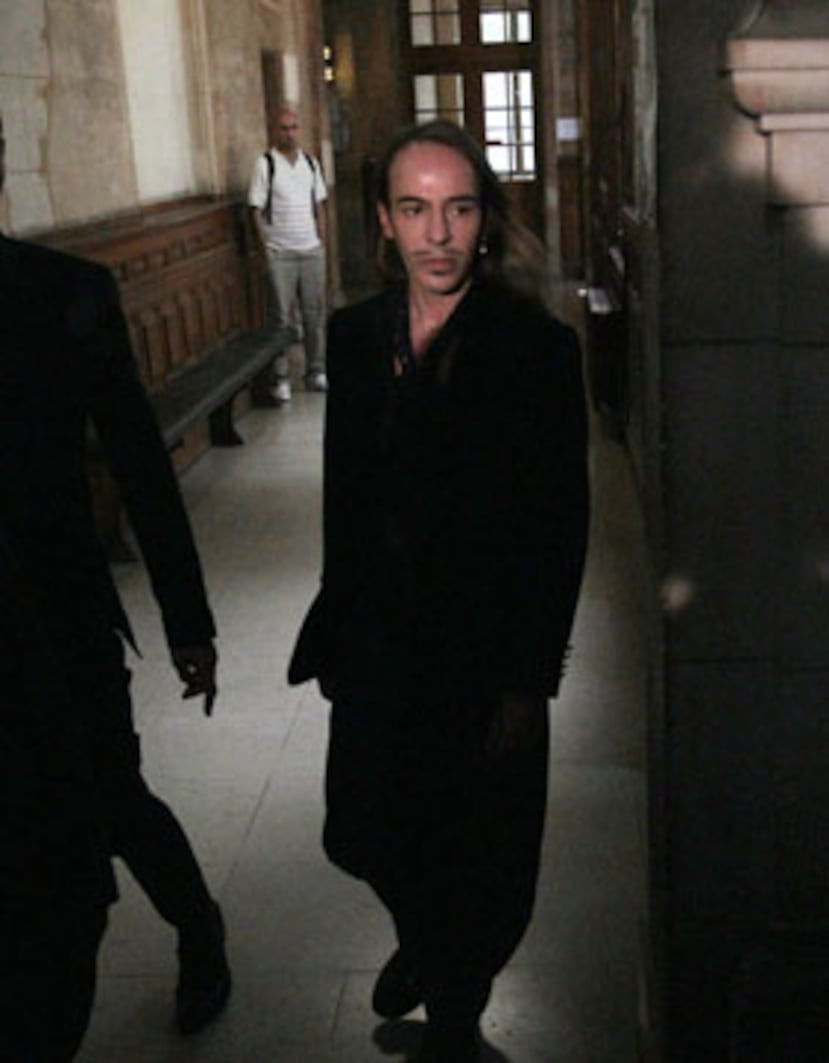 El diseñador británico John Galliano se presentó al Tribunal Correccional de París, con traje oscuro y melena suelta. (AFP)