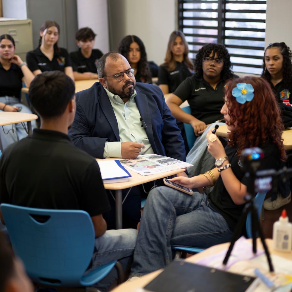 Los presidentes del Club de Periodismo de la Escuela Nueva Brígida Álvarez Rodríguez, en Vega Baja, entrevistaron al secretario de Educación, Eliezer Ramos Parés.