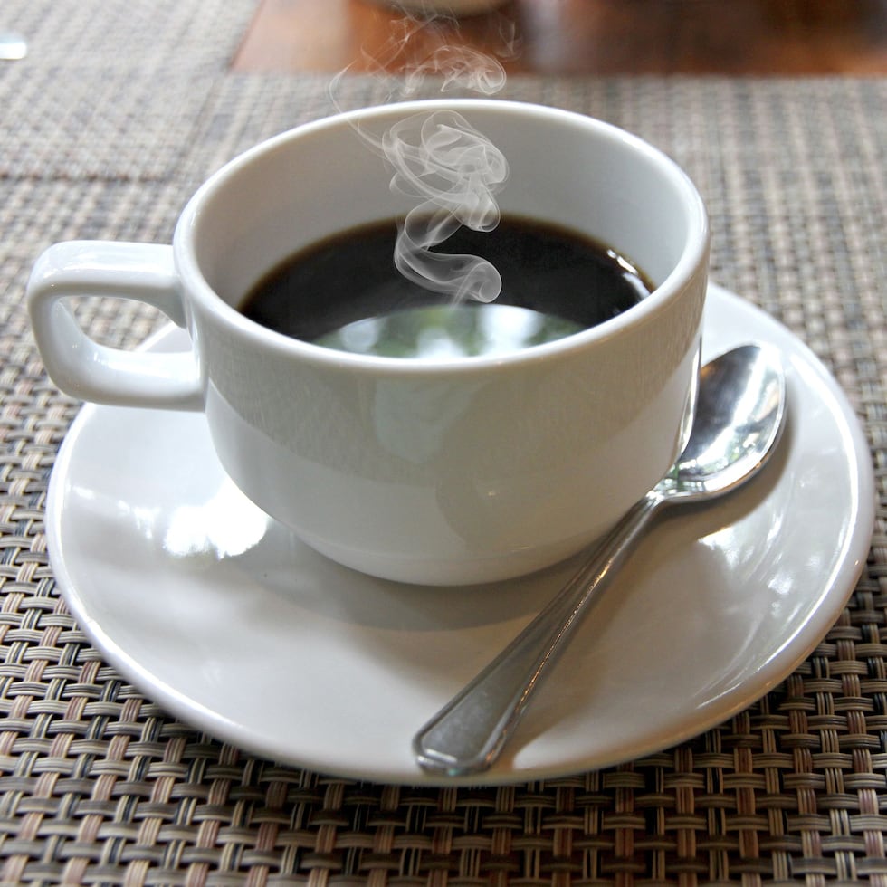 El artículo científico describe como moderado el consumo de tres a cinco tazas de café diarias.