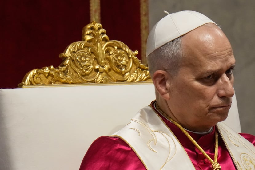El papa León XIV preside una vigilia por la paz en la Basílica de San Pedro, en el Vaticano, el sábado 11 de abril de 2026. (Foto AP/Gregorio Borgia)
