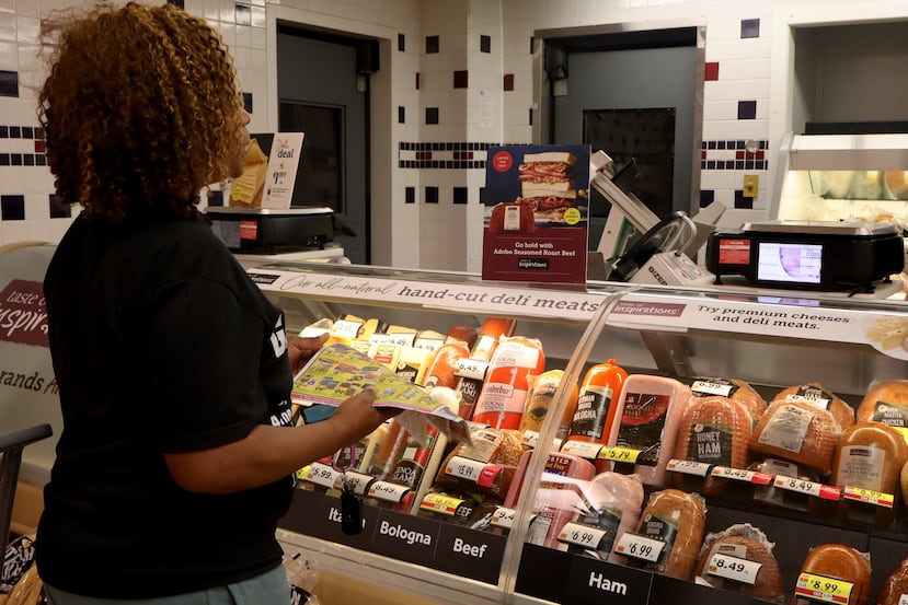April Jack pide embutidos en Stop & Shop en Lexington, Massachusetts, el lunes 6 de julio de 2026. (Maggie Scales/The Lexington Observer vía AP)