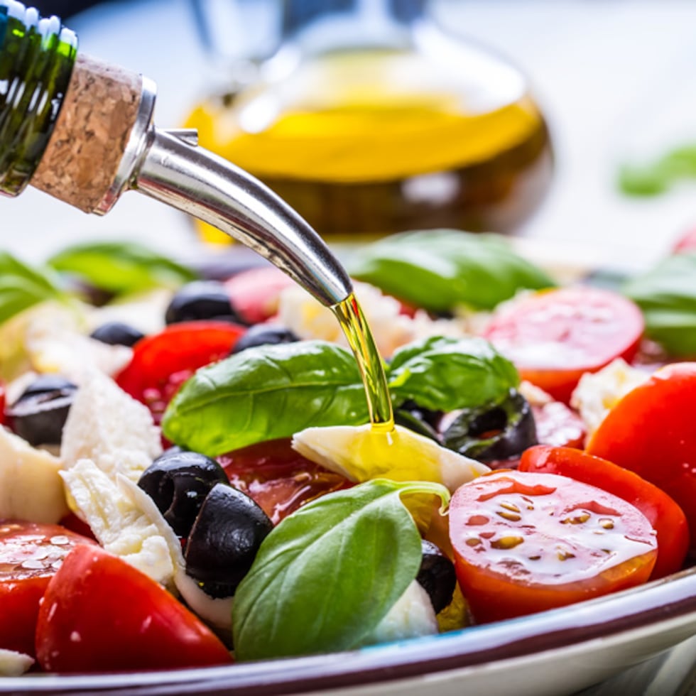 El aceite de oliva es la fuente principal de grasa empleada en la dieta mediterránea.