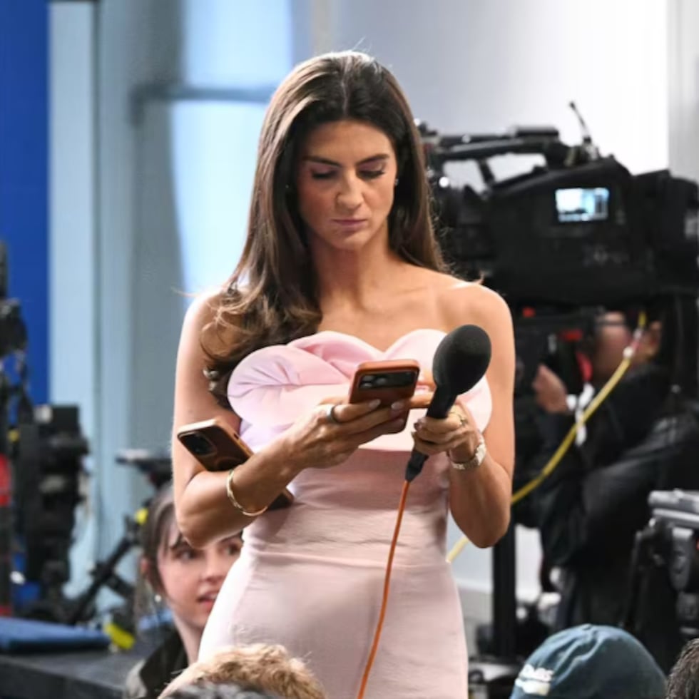 La periodista Kaitlan Collins, en la sala de prensa de la Casa Blanca, tras la frustrada gala de la cena de corresponsales en Washington, el 25 de abril.