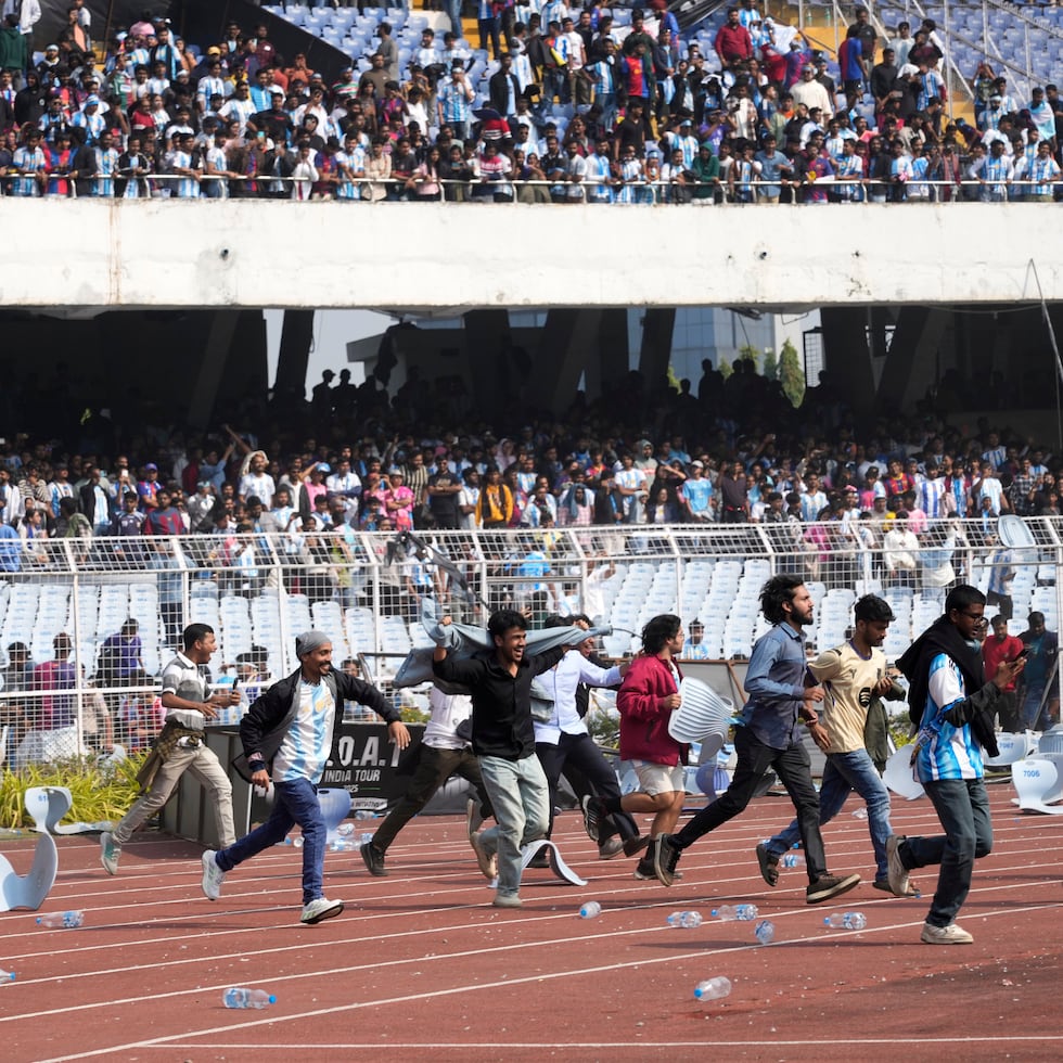 Fanáticos invaden el estadio de Salt Lake en Kolkata, India, el sábado.