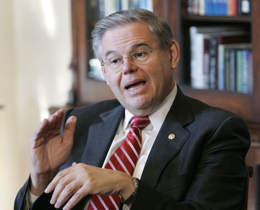 El senador Robert Menéndez manifestó que las personas mayores de bajos ingresos de Puerto Rico merecen el mismo acceso a medicamentos que salvan vidas. (AP)
