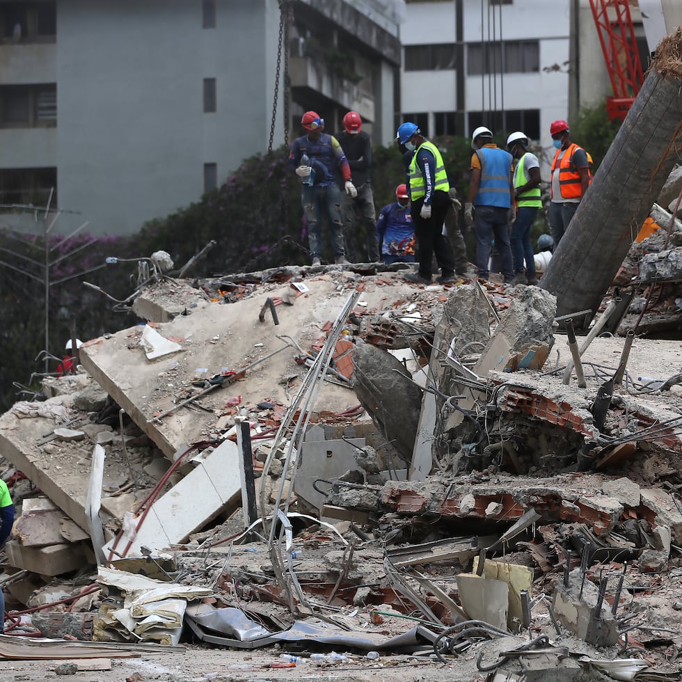 Integrantes de cuerpos de rescate que realizan operaciones de búsqueda en edificaciones afectadas en Caracas